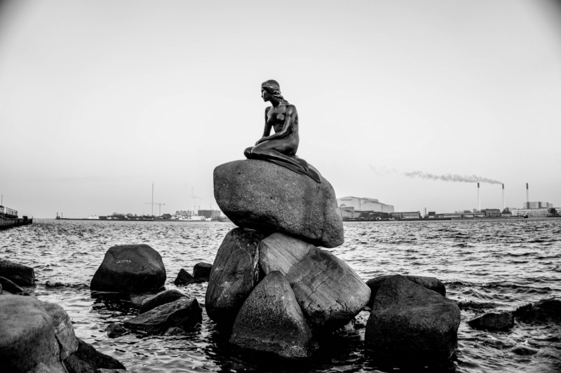 A kis hableány szobra Koppenhága kikötőjében